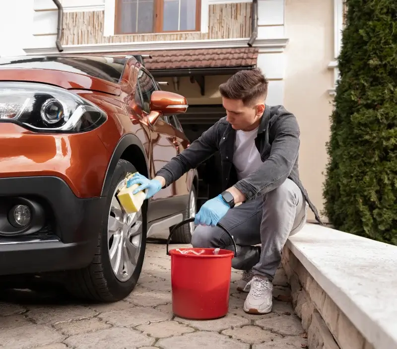 Lavage auto à domicile Olonzac : professionnel intervenant sur un véhicule